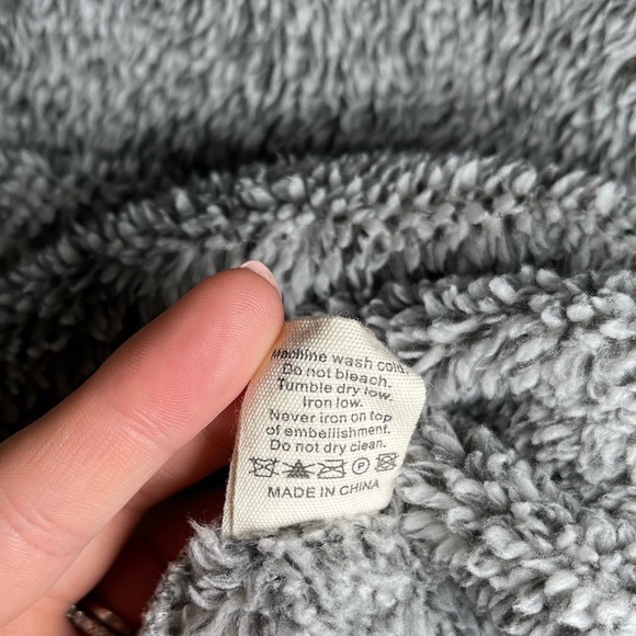 Pink Lily Pullover in Black and Gray - Picture 5 of 6